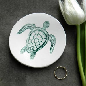 Schildkröte Porzellan Ringschale, grün weiße Keramik Platte, Natur inspiriert Schmuckschale, Tier Schmuckschale, Schildkröte Keramik Wohnkultur Bild 2