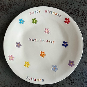 Personalisierter Geburtstagsteller, Keramikteller mit Blumenmuster, Gänseblümchenteller, Neugeborenengeschenk, handgefertigter Keramikteller