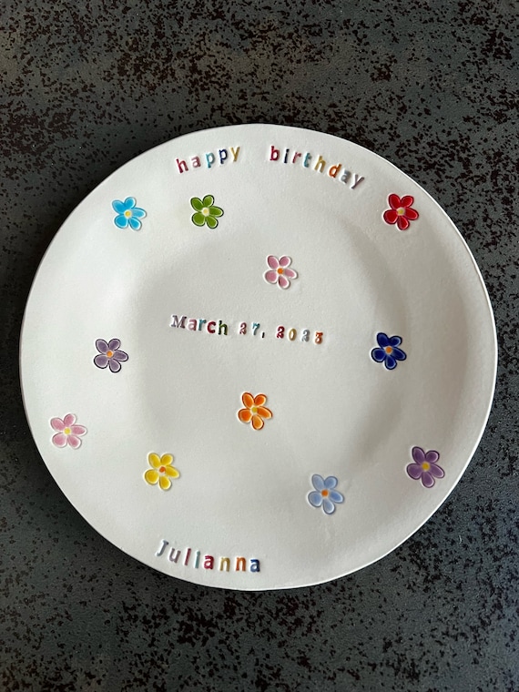 Personalisierter Geburtstagsteller, Keramikteller mit Blumenmuster, Gänseblümchenteller, Neugeborenengeschenk, handgefertigter Keramikteller