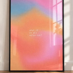 Könnte beinhalten: Ein rechteckiger Wandkunstdruck in einem dünnen schwarzen Rahmen mit einem lebendigen, verschwommenen Farbverlauf in Rosa-, Orange- und Blautönen. In der Mitte befindet sich der weiße Text, what if it all works out? in einer einfachen Schrift.