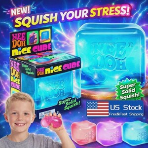 Puede incluir: Un cubo antiestr&eacute;s Nee Doh Nice Cube azul transl&uacute;cido con el nombre de la marca en relieve en la superficie. El producto se muestra en su caja de embalaje de cart&oacute;n original, junto a otros tres cubos blandos en colores rosa, morado y azul.