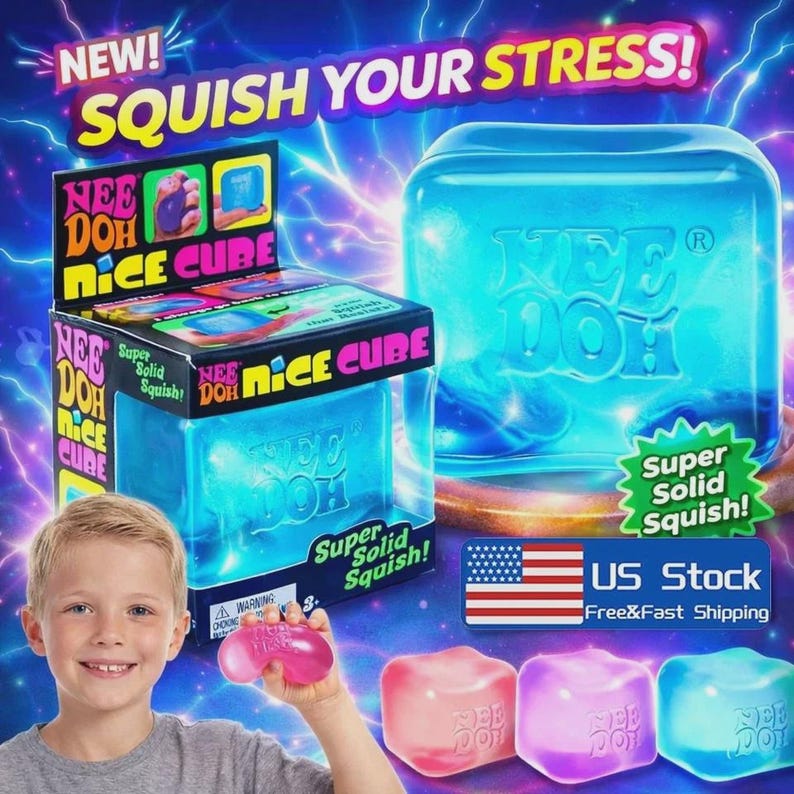 Puede incluir: Un cubo antiestr&eacute;s Nee Doh Nice Cube azul transl&uacute;cido con el nombre de la marca en relieve en la superficie. El producto se muestra en su caja de embalaje de cart&oacute;n original, junto a otros tres cubos blandos en colores rosa, morado y azul.