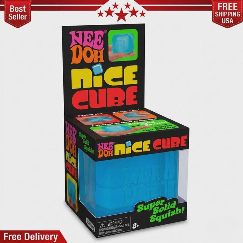 Puede incluir: Un juguete blando azul Nee Doh Nice Cube empaquetado en una caja de cart&oacute;n negra. La caja presenta texto en naranja, amarillo y verde brillante que dice Nee Doh Nice Cube y Super Solid Squish, con im&aacute;genes que muestran el cubo siendo apretado.