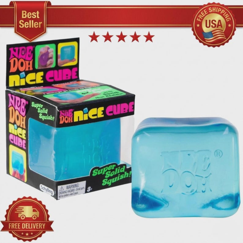 Puede incluir: Un juguete fidget transl&uacute;cido en forma de cubo azul con la etiqueta Nee Doh Nice Cube. El juguete se muestra junto a su embalaje de cart&oacute;n negro, que presenta texto colorido, gr&aacute;ficos del cubo siendo presionado y la marca Nee Doh Nice Cube.