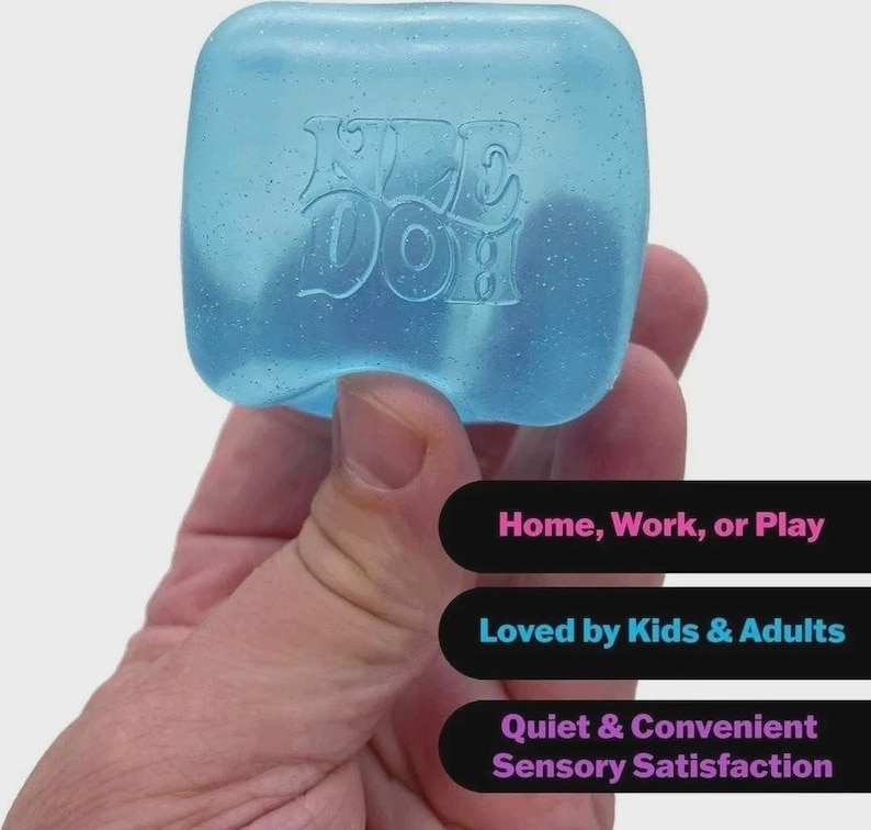 Puede incluir: Un juguete sensorial cuadrado de color azul claro transl&uacute;cido con part&iacute;culas de purpurina y el texto en relieve "NEE DOH" en la parte frontal. El texto a la derecha dice "Home, Work, or Play", "Loved by Kids & Adults" y "Quiet & Convenient Sensory Satisfaction".