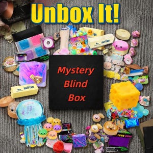 Könnte beinhalten: Eine Mystery-Blind-Box-Sammlung mit verschiedenen bunten Quetschspielzeugen, darunter eine blaue Qualle, ein gelber Käseblock, butterförmige Gegenstände und diverse kleine Tierfiguren, angeordnet um ein zentrales schwarzes Quadrat.