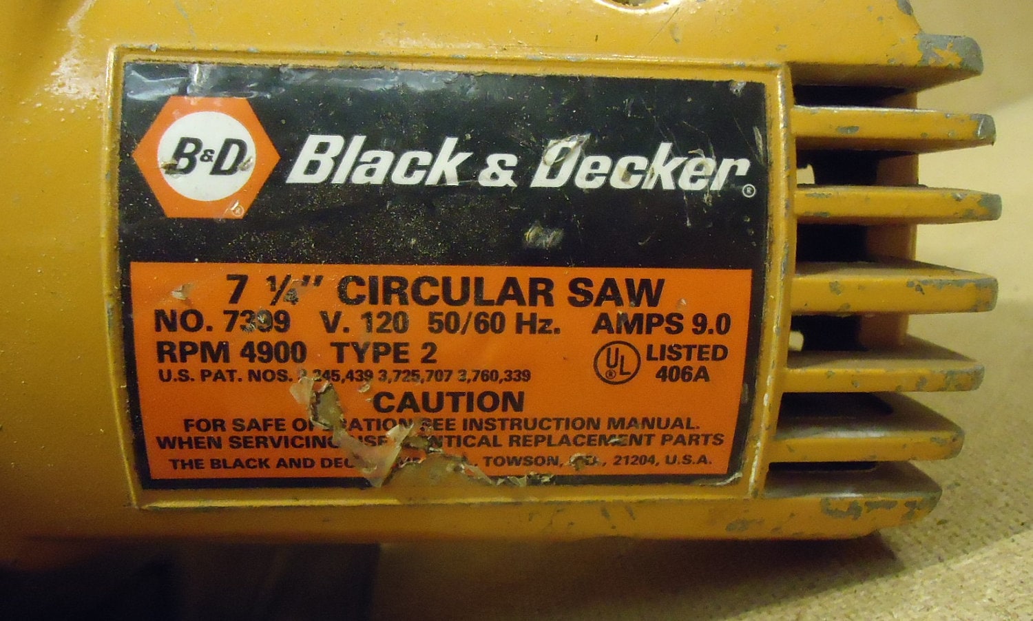 VINTAGE BLACK & DECKER 7-1/4” CIRCULAR SAW, MODEL 7310 w/ METAL CASE