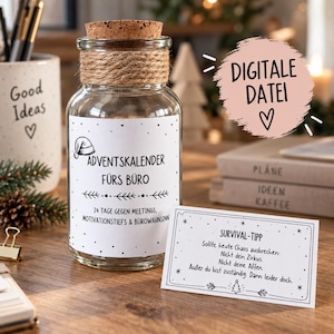 Könnte beinhalten: Ein klares Glas mit Korken und Juteschnur am Flaschenhals. Das Etikett trägt die Aufschrift ADVENTSKALENDER FÜRS BÜRO, 24 TAGE GEGEN MEETINGS, MOTIVATIONSTIEFS & BÜROWAHNSINN. Eine kleine Karte zeigt den Text SURVIVAL-TIPP, SOLLTE HEUTE CHAOS AUSBRECHEN.
