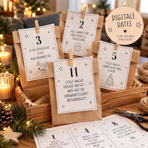 Può includere: Un set di sacchetti di carta marrone per un calendario dell'avvento, ognuno fissato con una molletta di legno a un cartoncino bianco con testo nero, numeri e illustrazioni natalizie. Un'etichetta circolare riporta DIGITALE DATEI ZUM SELBER DRUCKEN.