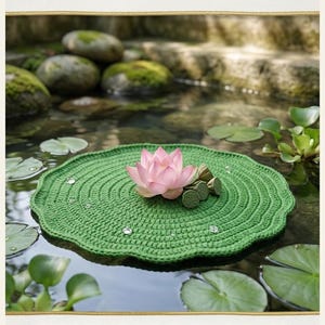 Pode incluir: Uma folha de lótus de crochê verde e redonda com borda festonada, apresentando uma flor de lótus rosa e várias vagens de sementes no topo. O texto CROCHET LOTUS LEAF está no topo e INSTANT DOWNLOAD HIGH QUALITY na parte inferior.