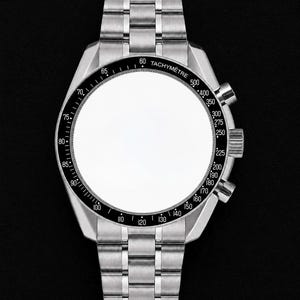 Könnte beinhalten: Eine Chronographen-Armbanduhr aus Edelstahl mit einem gebürsteten Metallgliederarmband. Die Uhr verfügt über eine schwarze Tachymeter-Lünette mit weißen Ziffern und dem Text TACHYMÈTRE. Das Zifferblatt ist komplett weiß und leer, mit zwei Drückern.