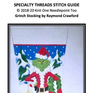 Puede incluir: Una media de punto de aguja con el Grinch con un gorro de Papá Noel y sosteniendo una corona. La media está decorada con un fondo azul y blanco, nieve y luces de Navidad.