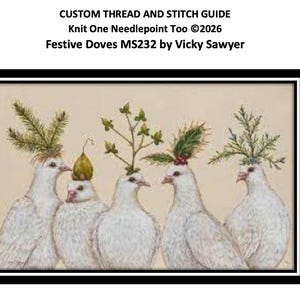 Könnte beinhalten: Eine Faden- und Stichanleitung mit dem Titel Knit One Needlepoint Too 2026 Festive Doves MS232 von Vicky Sawyer. Das Bild zeigt fünf weiße Tauben, die jeweils einen anderen botanischen Kopfschmuck tragen, darunter Kiefer, eine Birne, Zweige und Stechpalme.