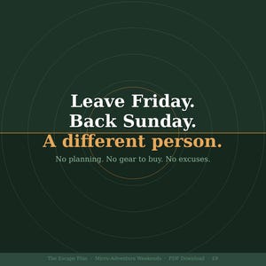 Op de afbeelding: Een donkergroene digitale afbeelding met witte en gouden tekst: Leave Friday. Back Sunday. A different person. No planning. No gear to buy. No excuses. Het ontwerp bevat dunne concentrische cirkels en een horizontale gouden lijn.