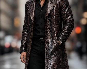 Abrigo largo de piel sintética con estampado de serpiente marrón para hombre, ideal para un look urbano y elegante.