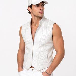Gilet e berretto da baseball abbinati in pelle bianca con stampa pitone, realizzati a mano / Abbigliamento streetwear in vera pelle