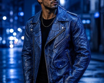 Elegante chaqueta de motociclista de cuero azul metalizado con estampado de piel de serpiente para hombre, estilo urbano y moderno.