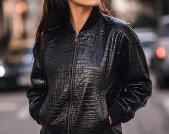 Chaqueta bomber de piel negra con textura de cocodrilo hecha a mano para mujer, estilo urbano de lujo.