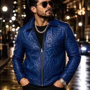 Chaqueta de piel azul con relieve de avestruz para hombre / Abrigo de moda de corte ajustado