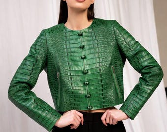 Chaqueta corta de piel de cocodrilo verde para mujer / Estilo formal con cremalleras y botones