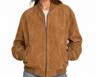 Chaqueta bomber de ante marrón para mujer con cremallera, bolsillos, puños acanalados, estilo casual y moderno.