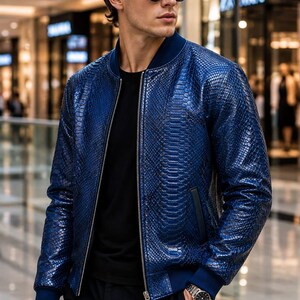 Heren bomberjack van blauw leer met pythonprint | Stijlvol luxe motorjack in streetwearstijl