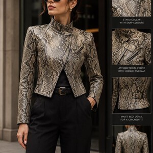 Peut inclure: Une veste courte avec un motif peau de python dans des tons gris et marron. La veste présente un col montant avec fermeture à pression, un devant asymétrique, une poche zippée et une ceinture à la taille. Le texte indique : PYTHON LEATHER LADIES SHORT JACKET NEW STYLE.