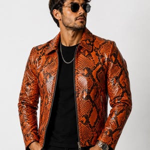 Veste homme en cuir de python orange Manteau motard exotique en peau de serpent orange Vêtement d'extérieur de luxe Manteau tendance