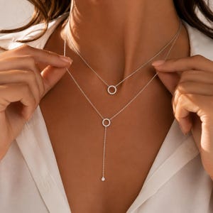 Halsband i lager i 925 sterlingsilver, Halsband med dubbelt cirkelhänge i Y-form, Fint silverhalsband med statement-motiv, Elegant smyckepresent