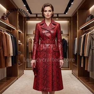 Peut inclure: Un long manteau rouge à double boutonnage avec un motif peau de serpent, une ceinture assortie à boucle, des revers crantés et deux poches à rabat sur le devant. Le manteau est porté dans un magasin avec le texte LegacyCraftedStore en arrière-plan.
