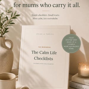 Peut inclure: Un cahier d'exercices intitulé The Calm Life Checklists avec le texte Poise & Thrive. La couverture présente le sous-titre Six tickable resets for a busy, beautiful life et un badge circulaire indiquant Your step-by-step guide to a calmer, more organised home.