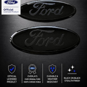 Könnte beinhalten: Zwei ovale schwarze Ford-Embleme mit einer schwarz-auf-schwarz Stealth-Oberfläche. Der Text enthält Official Licensed Product, Overlays over original Ford keeps chrome visible, Durable & weather resistant und Black on black stealth finish.