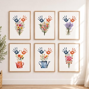 Puede incluir: Seis láminas de arte mural enmarcadas con ilustraciones en acuarela de flores y plantas. Cada lámina muestra una huella de mano azul y otra naranja sobre diversos arreglos florales, incluyendo ramos y regaderas sobre fondos blancos.