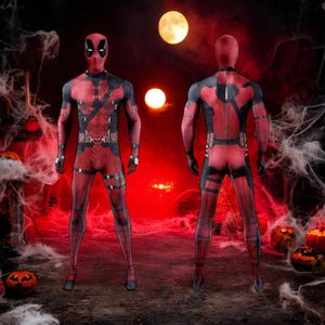 Può includere: Un costume intero in spandex rosso e nero con maschera dotata di inserti bianchi per gli occhi, imbracatura pettorale, cintura multiuso con fibbia circolare e cinghie per le gambe, caratterizzato da una stampa di equipaggiamento tattico.
