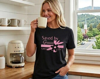 Camiseta cristiana para mujer "Salvada por la gracia"