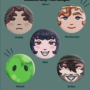 Peut inclure: Cinq badges ronds Deadlock Silly Plush avec un dos en métal de 5,79 cm. Les personnages Pocket, The Doorman, Mina, Viscous et Drifter sont représentés par des visages stylisés. Le texte indique PREORDER, Deadlock Silly Plush Badges, Wave 1.