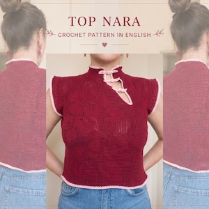 Puede incluir: Un top de ganchillo rojo oscuro con cuello alto, mangas cortas y ribete rosa claro. La parte delantera presenta un cierre lateral con dos botones de palanca. El texto TOP NARA CROCHET PATTERN IN ENGLISH aparece en la parte superior.