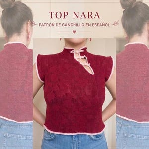Puede incluir: Un top de ganchillo rojo oscuro con cuello alto, ribete rosa claro y cierre lateral con dos botones de palanca. El texto TOP NARA PATRÓN DE GANCHILLO EN ESPAÑOL es visible en la parte superior de la imagen sobre la prenda.