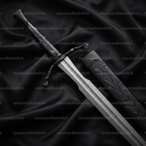 Puede incluir: Una espada con hoja de acero damasco estampada, empuñadura de metal oscuro con grabados intrincados y guarda retorcida. Junto a la hoja hay una vaina negra a juego adornada con patrones decorativos en relieve y detalles nítidos.