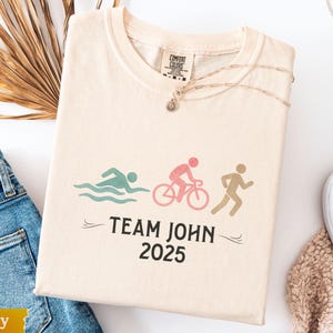 Camiseta personalizada para equipo de triatlón, camiseta Comfort Colors® Support Crew, camiseta para el día de la carrera (natación, ciclismo, carrera), regalo familiar para Ironman, camiseta minimalista para atletas. imagen 3