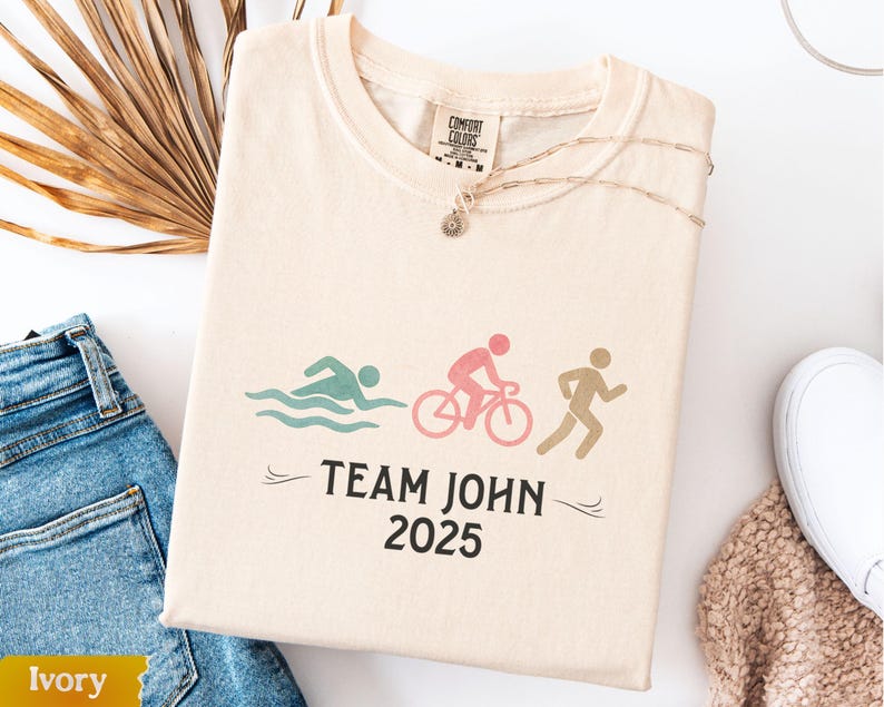 Camiseta personalizada para equipo de triatlón, camiseta Comfort Colors® Support Crew, camiseta para el día de la carrera (natación, ciclismo, carrera), regalo familiar para Ironman, camiseta minimalista para atletas. imagen 3