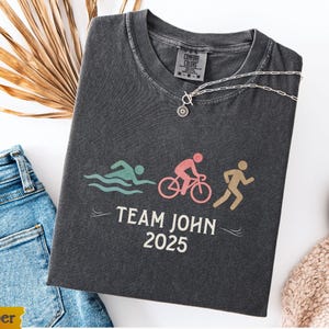 Camiseta personalizada para equipo de triatlón, camiseta Comfort Colors® Support Crew, camiseta para el día de la carrera (natación, ciclismo, carrera), regalo familiar para Ironman, camiseta minimalista para atletas. imagen 2