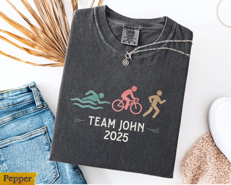 Camiseta personalizada para equipo de triatlón, camiseta Comfort Colors® Support Crew, camiseta para el día de la carrera (natación, ciclismo, carrera), regalo familiar para Ironman, camiseta minimalista para atletas. imagen 2