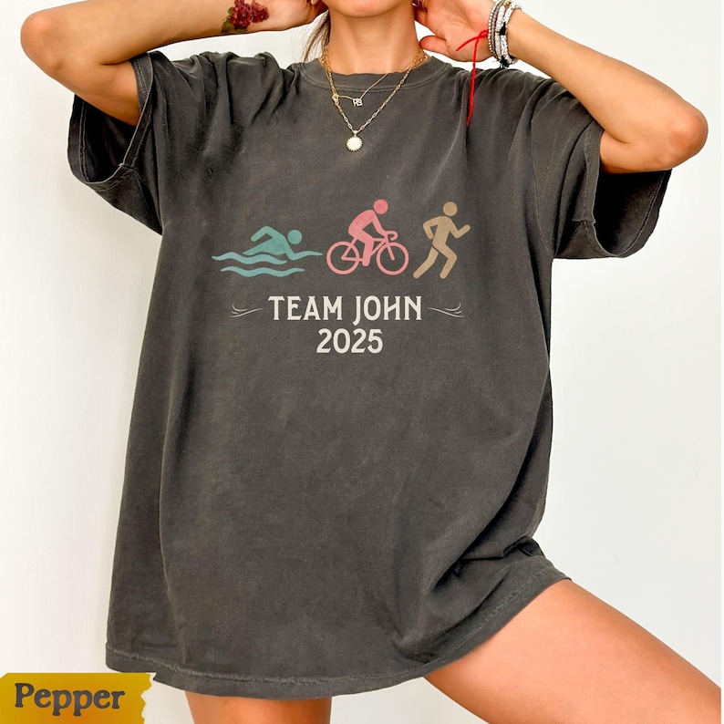 Camiseta personalizada para equipo de triatlón, camiseta Comfort Colors® Support Crew, camiseta para el día de la carrera (natación, ciclismo, carrera), regalo familiar para Ironman, camiseta minimalista para atletas. imagen 1
