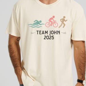 Camiseta personalizada para equipo de triatlón, camiseta Comfort Colors® Support Crew, camiseta para el día de la carrera (natación, ciclismo, carrera), regalo familiar para Ironman, camiseta minimalista para atletas. imagen 4