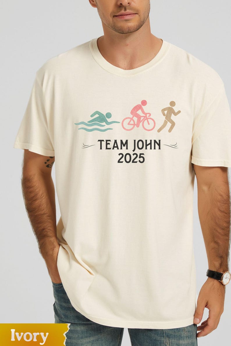 Camiseta personalizada para equipo de triatlón, camiseta Comfort Colors® Support Crew, camiseta para el día de la carrera (natación, ciclismo, carrera), regalo familiar para Ironman, camiseta minimalista para atletas. imagen 4