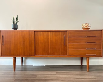Walnut Mid-Century TV Console with Fluted Cabinets & Open Shelves,Luxury Curved Media Console | Handmade Walnut,Wood Console walnut Table