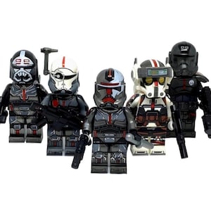 Puede incluir: Cinco minifiguras de bloques de construcción de plástico que representan soldados de ciencia ficción. Las figuras cuentan con armaduras detalladas en colores negro, gris, blanco y rojo, con varios cascos, visores y accesorios de bláster en sus manos.