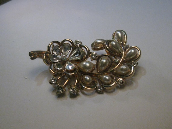 Vintage Gold Tone Hollycraft Faux Pearl & Rhinestone Brooch, signed 1953