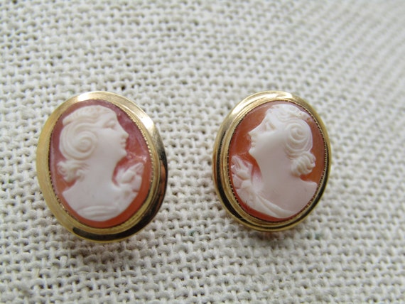 Vintage 10kt Cameo Earrings, Screw Posts, Signed BDAings by Bob Henfield, with tag